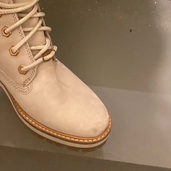 NEW! Timberland Women’s boot. - Picture 5 of 6